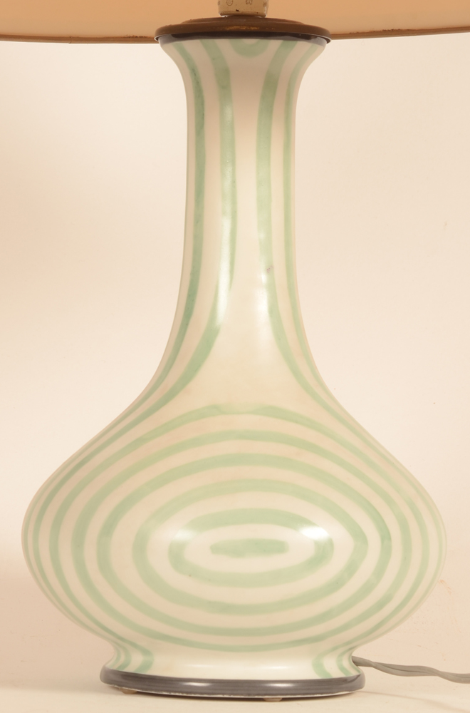 Porcelain and metal 1950's desk lamp — Detail of the base