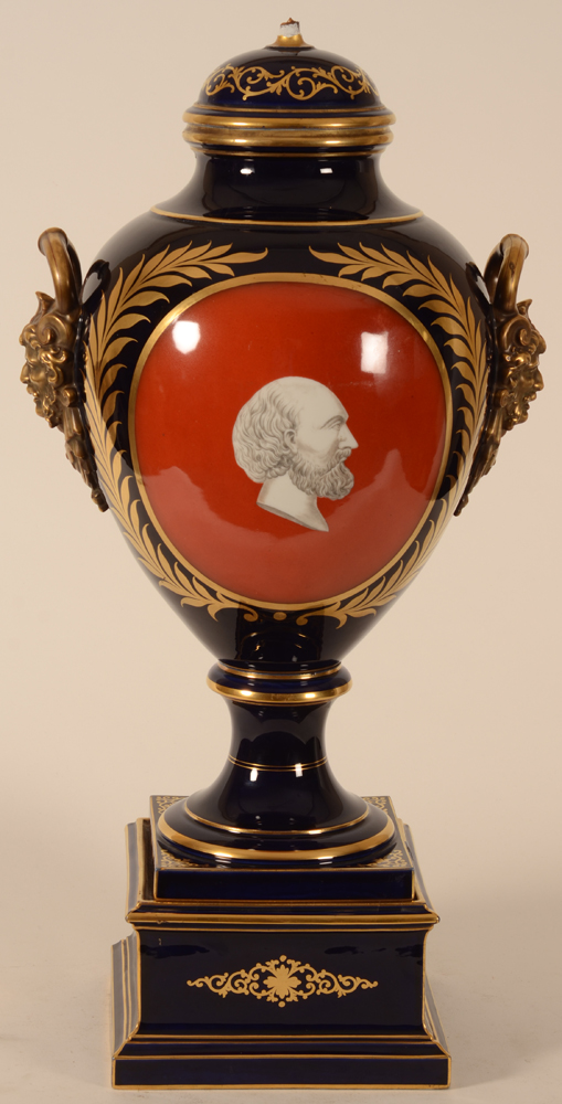 Asclepios vase — Grand vase dit, pot de monstrance de pharmacie, porcelaine de Paris, hauteur 70 cm