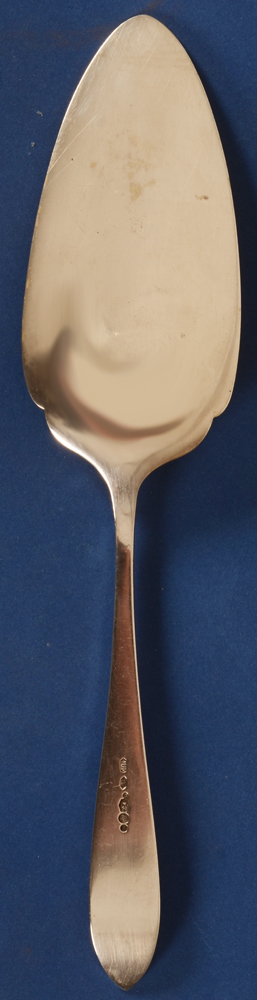 silver puntfilet cake server — Back of the server