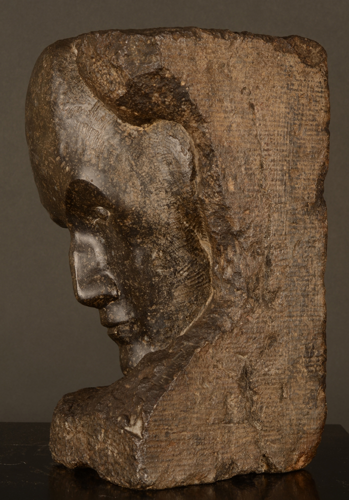 Henri Puvrez Mask 1920 — Profile de la sculpture en granite moderniste, datée 1920