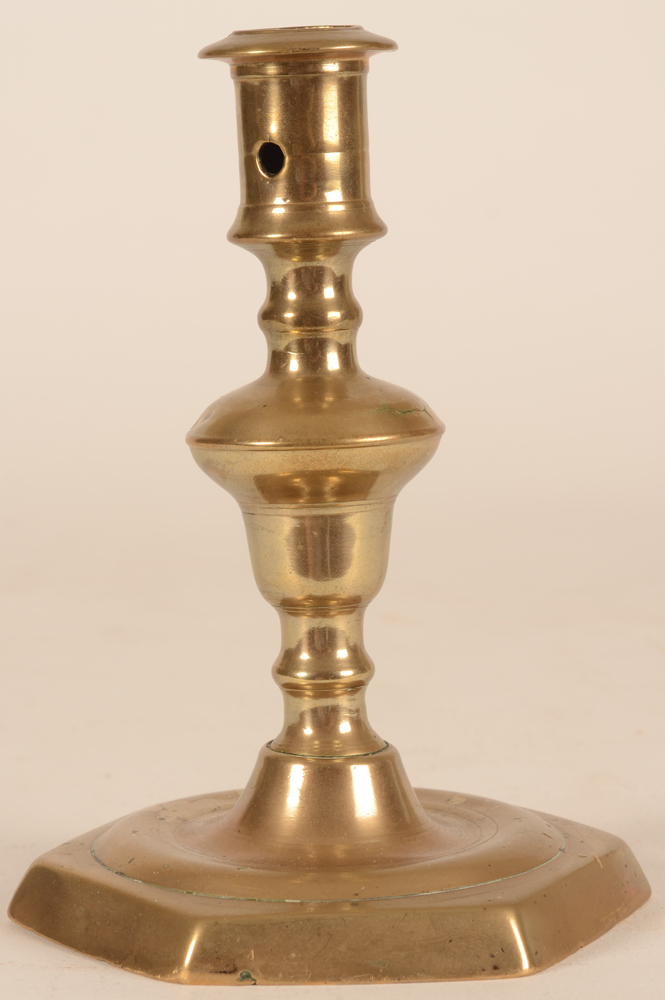 Renaissance baluster candlestick — Candelabre balustre en laiton, France epoque renaissance