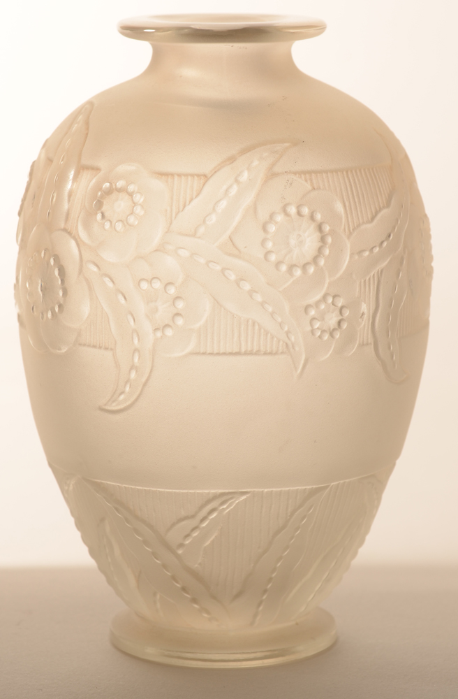 Sabino — Un vase art deco en verre moule, probablement des annees 20, en bon etat