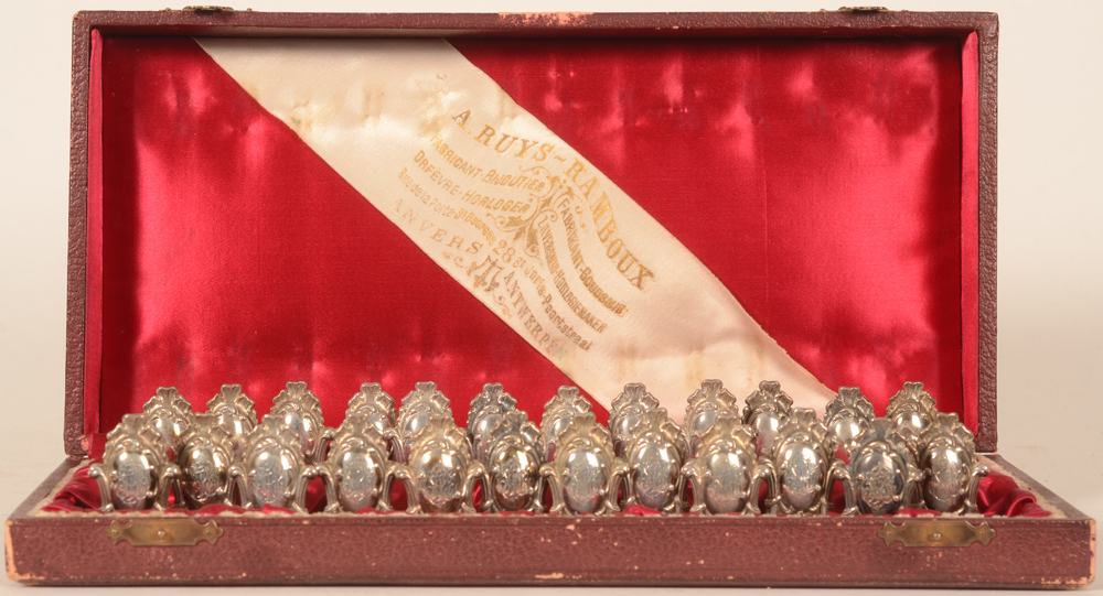 Schapmans — Ecrin avec 12 porte-couteaux en argent