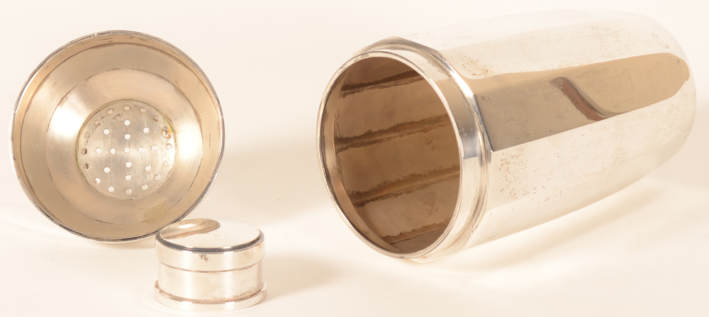 Orfevrerie Derck — The shaker open, all pieces in good condition, the shaker still usable.