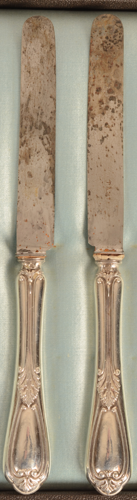 French entree knives in silver and steel — 12 couteaux à entremets, argent et acier, dans la boîte d'origine