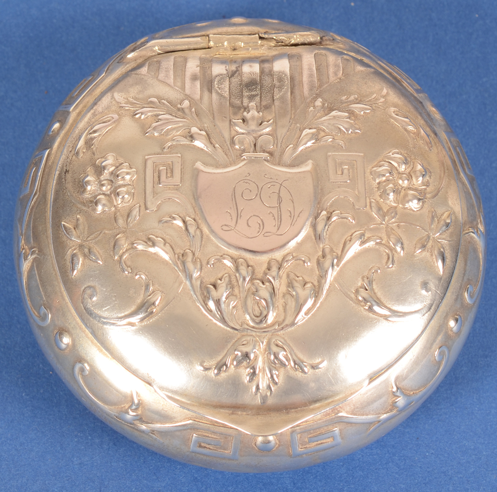 Silver pill box — Grande boite à pillules en argent, non poinconnee