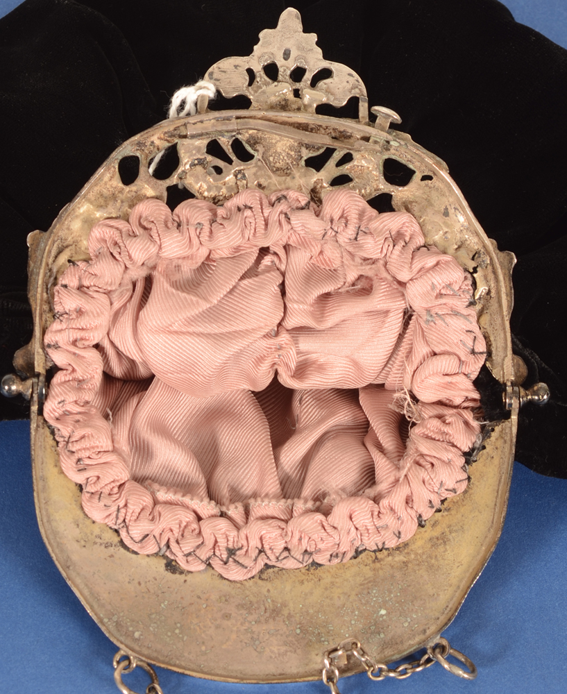 Silver and textile purse — The inside of the open purse