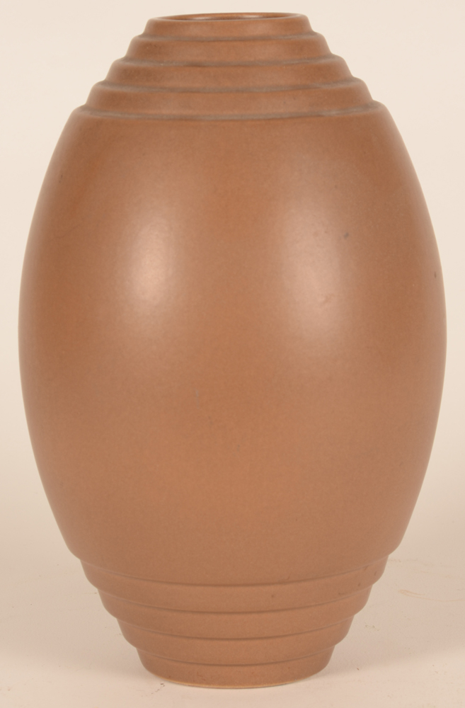 St-Clement — Beau vase de forme moderniste en faience, en bon etat