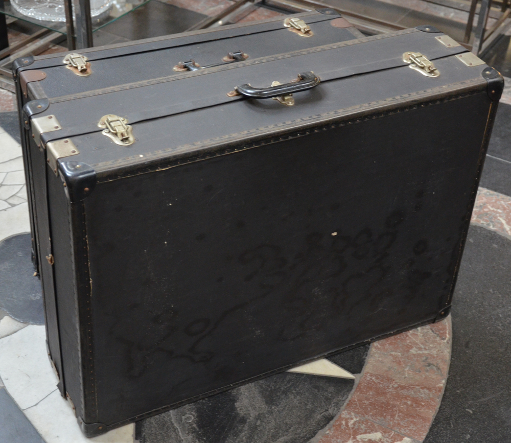 Travelling shoe salesman trunks — Trunk view from the side