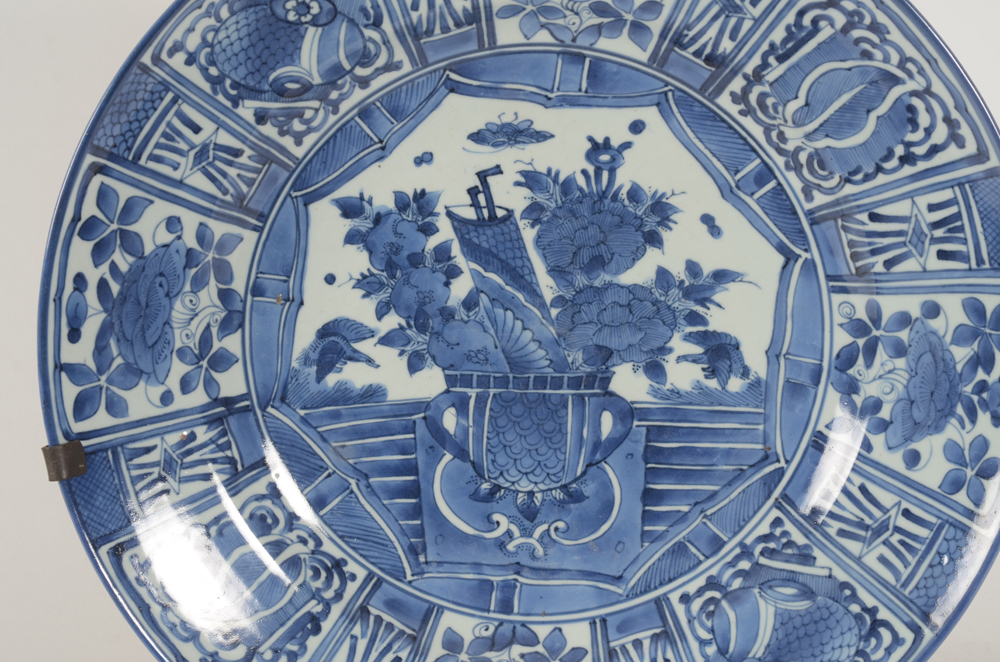 A large Arita charger — Detail of the charger