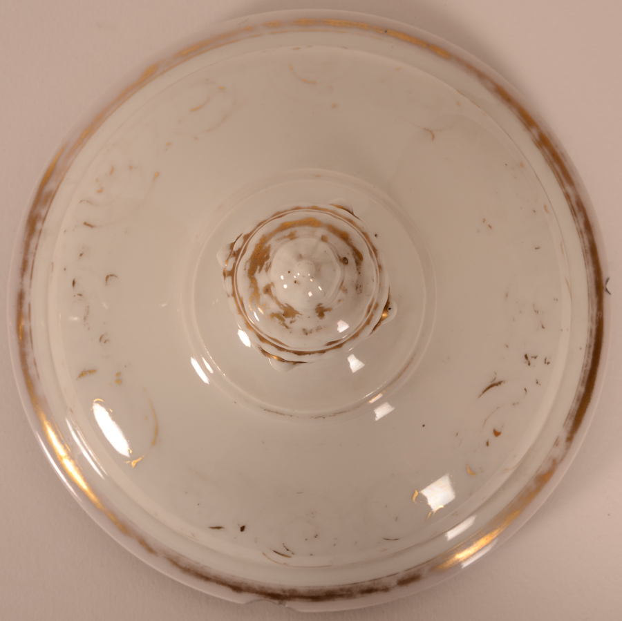 Vieux Bruxelles — Detail of the lid, showing the two chips and the worn gilding