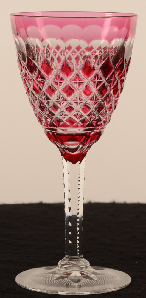 Val Saint-Lambert Gevaert taille Carlton red 150 — Val Saint-Lambert, modele Gevaert taille Carlton, verre en cristal rouge et blanc, hauteur 150 mm