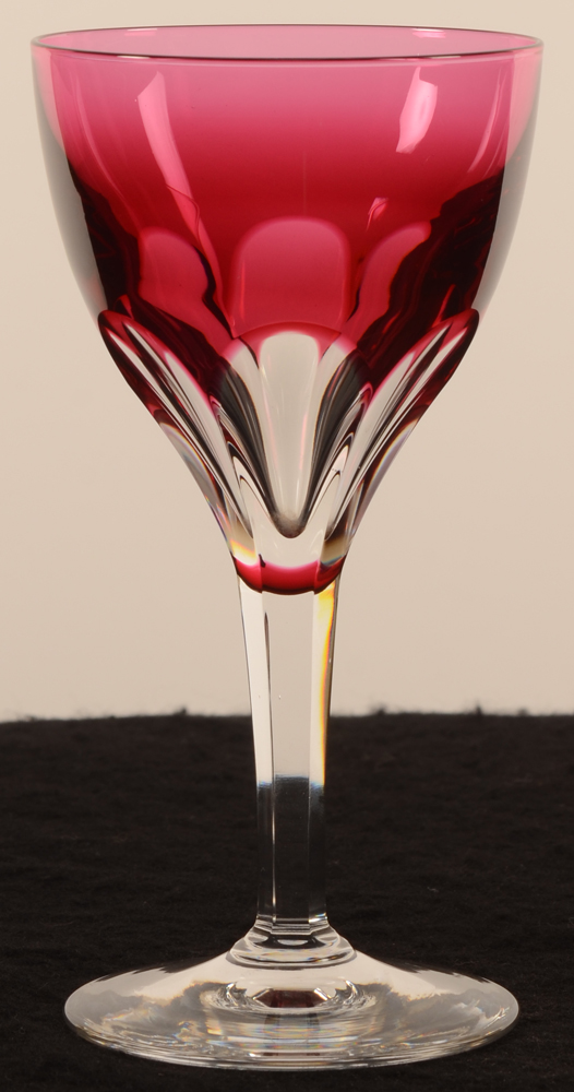 Val Saint-Lambert Nestor cotes plates red 136 — Val St-Lambert, modele Nestor cotes plates, verre en cristal rouge et blanc, hauteur 136 mm