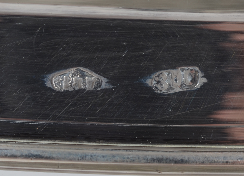 Lemaire et De Vernisy (Brussels) — Detail of the marks on the lid