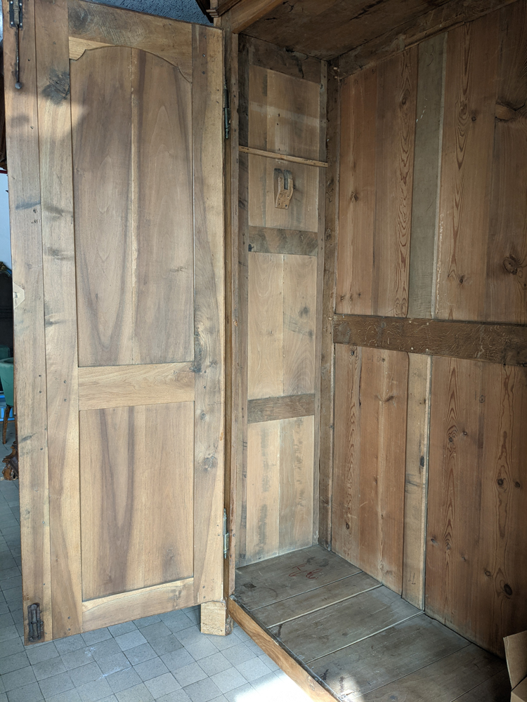 Wardrobe Louis XIV interior — En bon état, anciennes restaurations