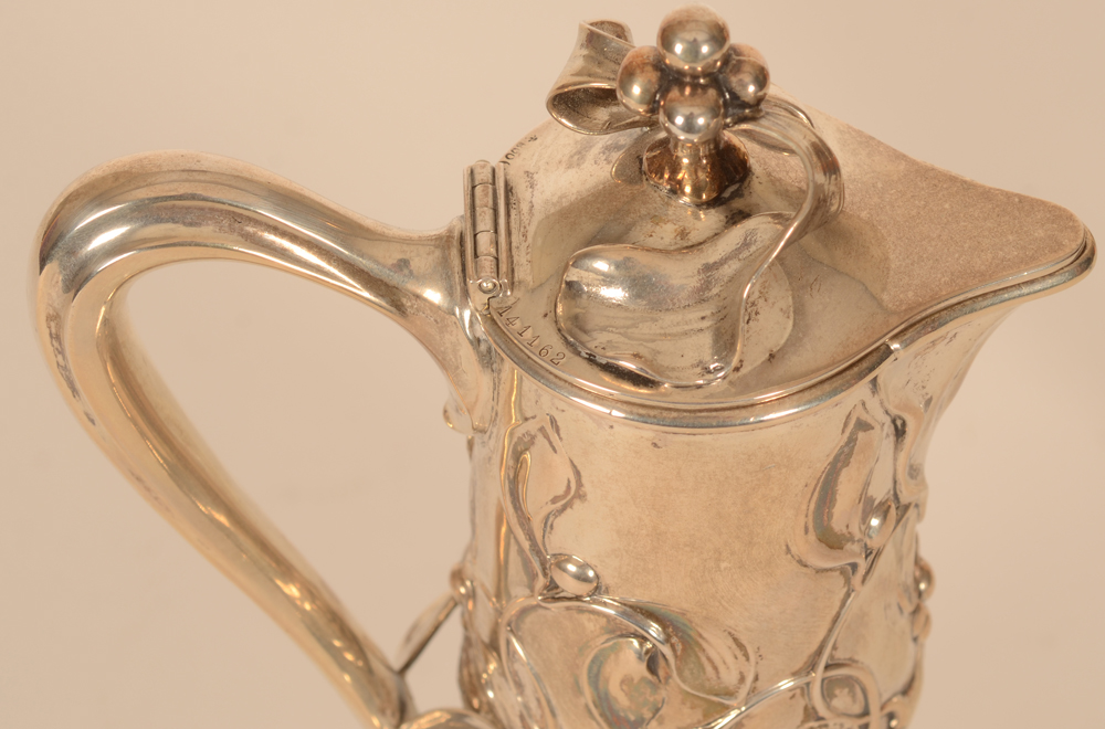Wilkens a pair of art nouveau silver and cut crystal carafes — Detail of the silver mount
