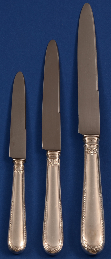 Wolfers 219 L XVI Laurier Knives — Drie maten van zilveren messen, model 219 L XVI Laurier van Wolfers, met origineel lemmet.