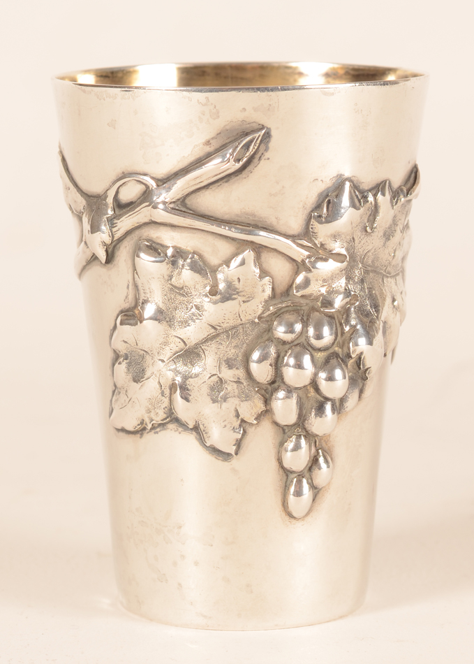 Wolfers Freres — Dessine par Philippe Wolfers, un goblet en argent art nouveau de Wolfers avec des raisins