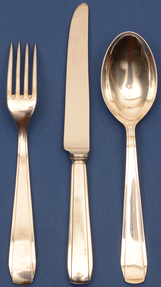 Wolfers Frères Chambord model — <p>Ménagère en argent massif, très complète de Wolfers en art deco, en totale 203 pieces, fourchette de dos<br></p>