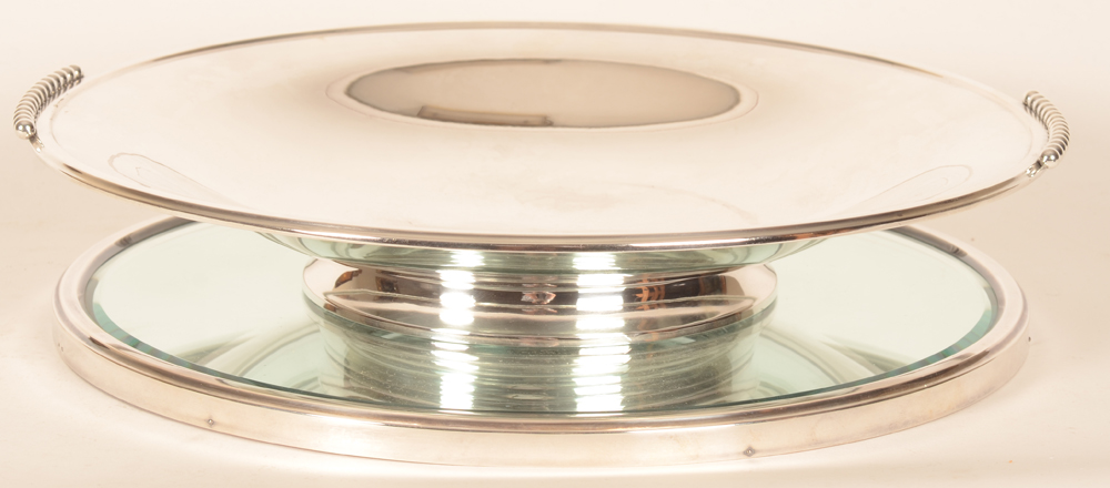 Wolfers Frères — Vasque en argent massif, de style art deco avec un surtout en argent et miroir
