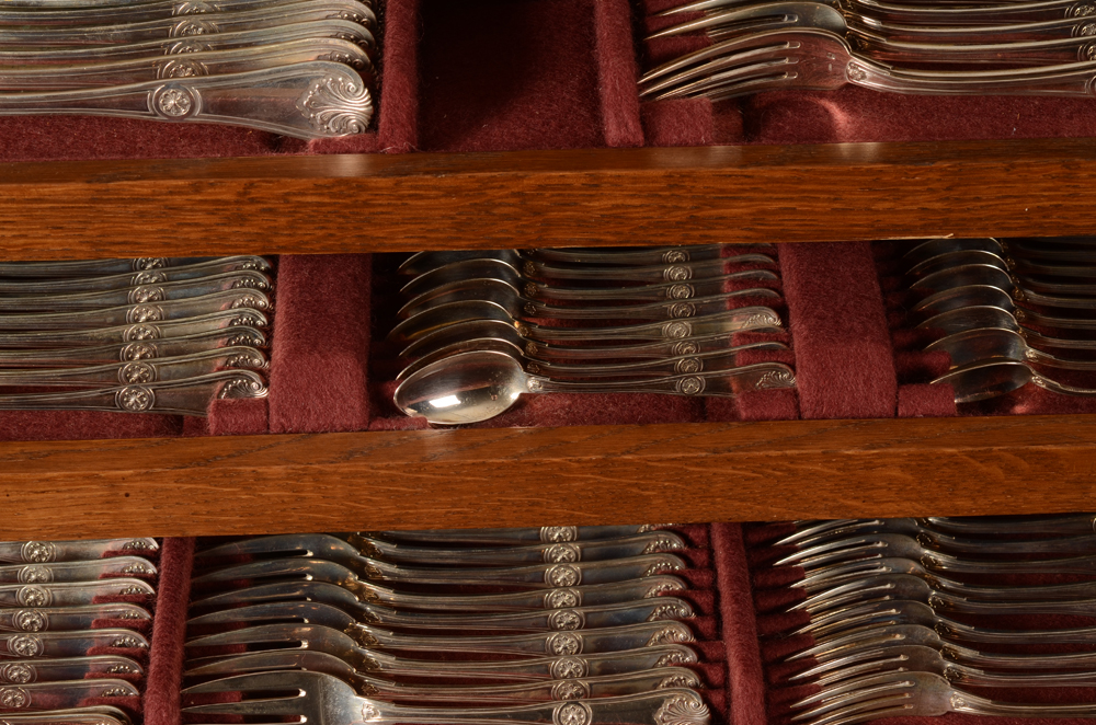 Wolfers Frères model 211 L XIV — Ménagère complète de couverts, modèle 211 L XIV, en totale 259 pièces, avec coffret d'origine en chêne.
