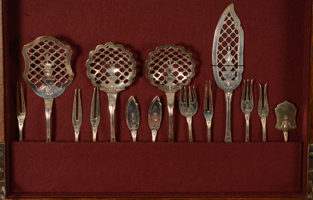 Wolfers Frères model 211 L XIV — Detail of some of the serving pieces, arranged in the top lid