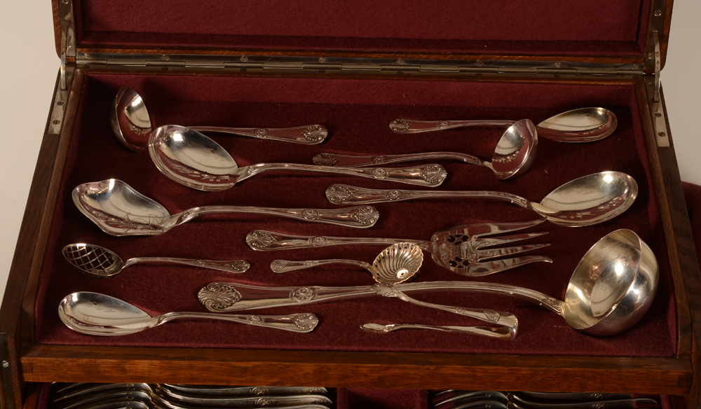 Wolfers Frères model 211 L XIV — Detail of the serving pieces on the top display shelf