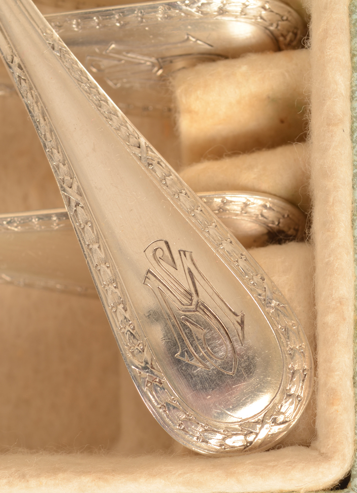 Wolfers Freres 219 L XVI laurier — Detail of the monogram engraving on the back side.
