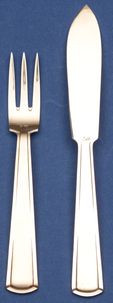 Wolfers Freres — Fourchette et couteau a poisson en argent art deco, modele Vizir de Wolfers, dessine par Philippe Wolfers dans les annees vingts.