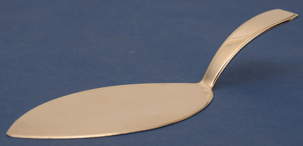 Wolfers Frères S.A — <p>Alternate view of the silver server</p>