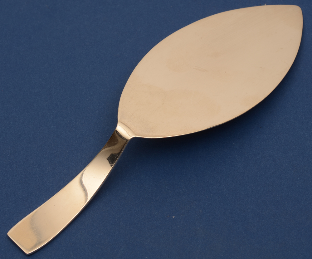 Wolfers Frères S.A — <p>Back of the silver art deco cake server</p>