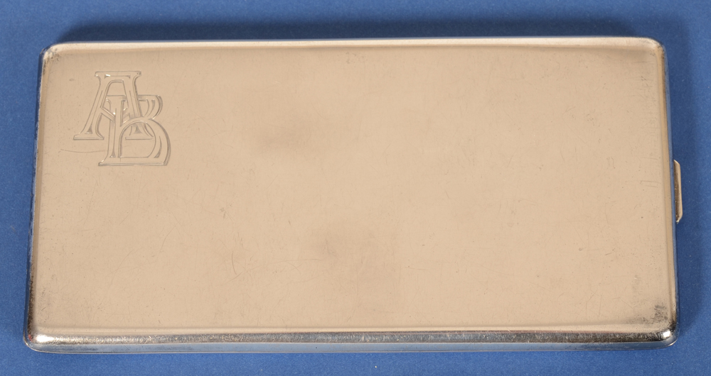 Wolfers Freres S.A. — Etui a sigarettes ou pour mettre des cartes de vistes en argent massif 925/1000 des annees 50.