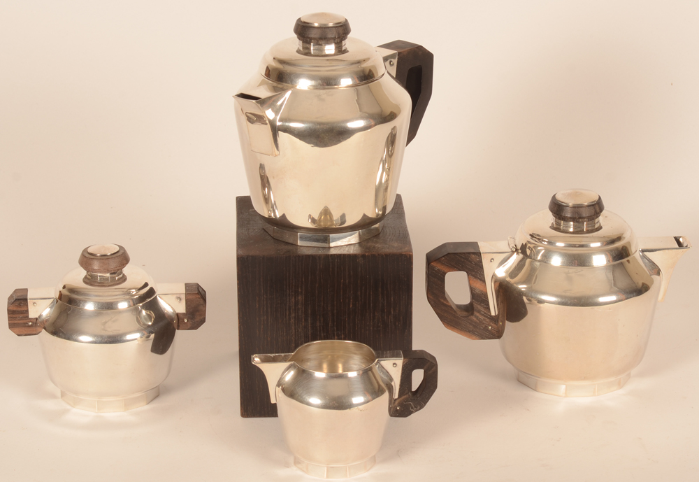 Wolfers Frères — Service moderniste en argent massif, anses en bois, ca. 1926-1928.