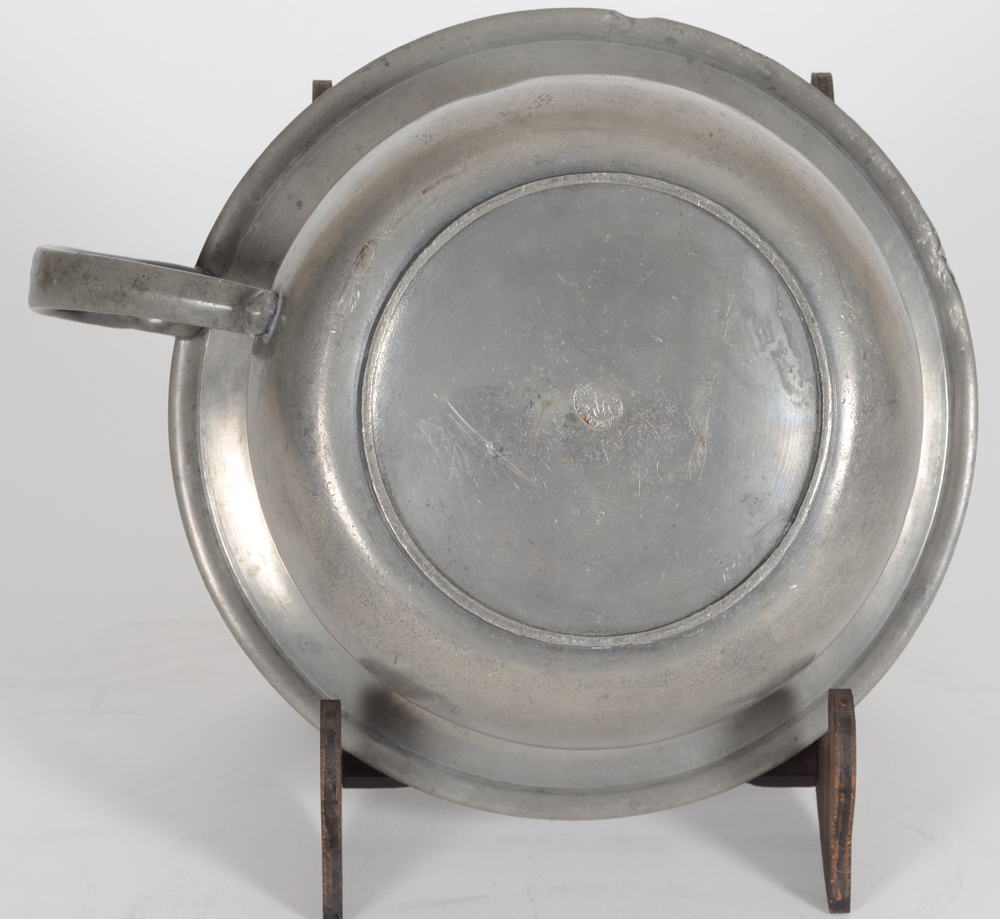 Jan Huising (Groningen), a functioning pewter chamber pot with lid , 19th century — Base of the object