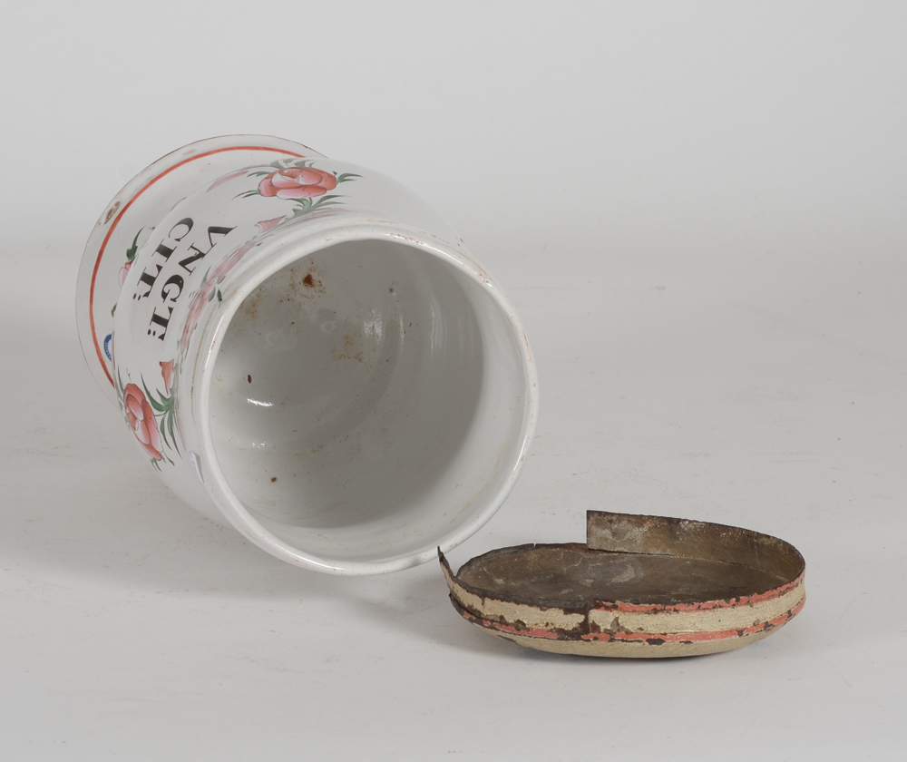 French glazed eartenware apothecary jar with tin lid — Intérieur