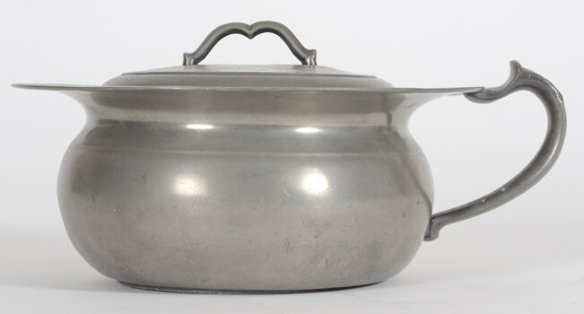 Jan Huising (Groningen), a functionning pewter chamber pot with lid , 19th century