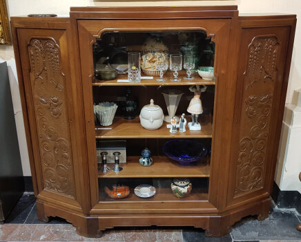 Ebenisterie Eduard Kint et Fils walnut display cabinet