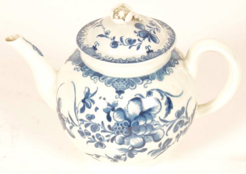 18th Century Worcester porcelain teapot