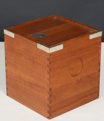 ​​​​​​​Richard Nissen a cube ice bucket