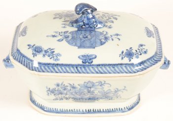 Chinese export porcelain blue and white tureen